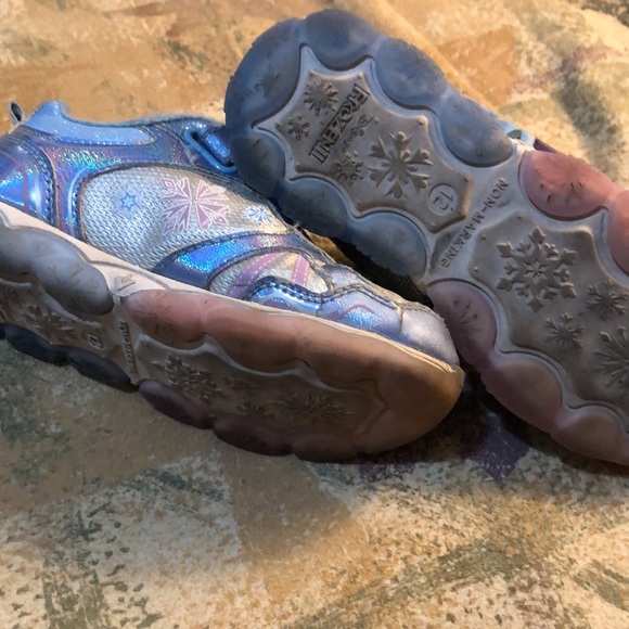 Elsa Frozen light up shoes - Picture 4 of 7